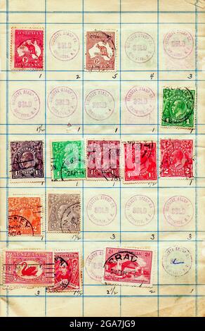 Eine Sammlung alter Briefmarken aus Australien und Kanada, die König George V Philatelie darstellen, ist die Studie der Briefmarken und der Postgeschichte. Stockfoto