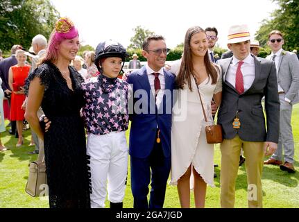 Ella Dettori posiert mit Vater Frankie Dettori (Mitte) und Mitgliedern ihrer Familie und Freunde, bevor sie am dritten Tag des Goodwood Festivals auf der Goodwood Racecourse, Chichester, im Magnolia Cup reitet. Stockfoto