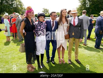 Ella Dettori posiert mit Vater Frankie Dettori (Mitte) und Mitgliedern ihrer Familie und Freunde, bevor sie am dritten Tag des Goodwood Festivals auf der Goodwood Racecourse, Chichester, im Magnolia Cup reitet. Stockfoto