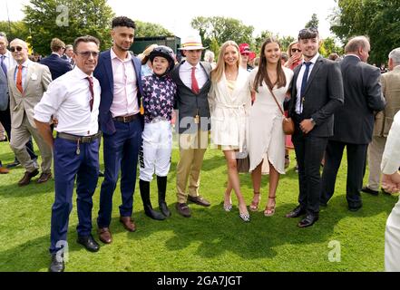 Ella Dettori posiert mit Vater Frankie Dettori (links) und Mitgliedern ihrer Familie und Freunde, bevor sie am dritten Tag des Goodwood Festivals auf der Goodwood Racecourse, Chichester, im Magnolia Cup reitet. Stockfoto