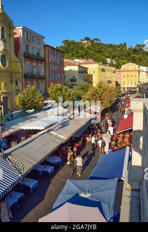 Nizza, Frankreich, 2019. Blick aus der Vogelperspektive auf den Stadtplatz und den Markt von Cours Saleya. Quelle: Vuk Valcic / Alamy Stockfoto