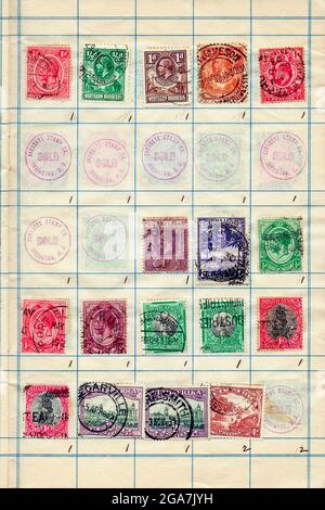 Eine Sammlung alter Briefmarken aus Nord-Rhodesien, Sierra Leone und der Union of South Africa Philately ist die Erforschung von Briefmarken und Postgeschichte. Stockfoto