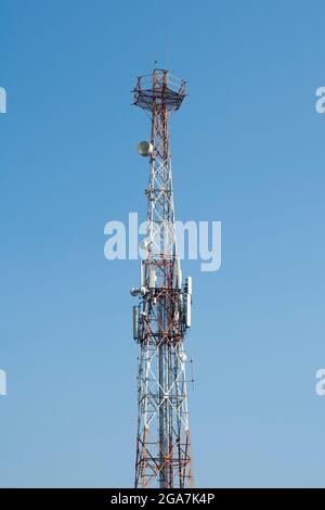 Communications Tower mit blauen Wolke Himmel Hintergrund Stockfoto