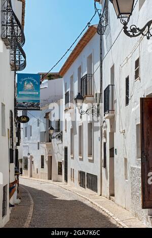 Enge Gassen mit weißen Häusern in der Altstadt von Altea, Spanien Stockfoto