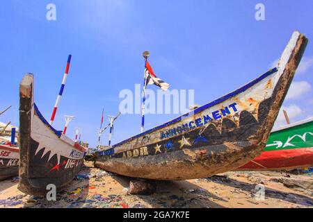 Traditionelles Holzboot im ghanaischen Stil am Strand Stockfoto