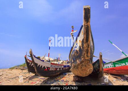 Traditionelles Holzboot im ghanaischen Stil am Strand Stockfoto