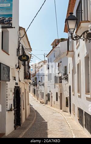 Enge Gassen mit weißen Häusern in der Altstadt von Altea, Spanien Stockfoto
