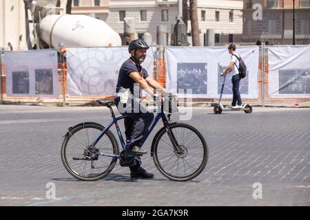 Rom, Italien. Juli 2021. Ein Polizist auf dem Fahrrad in der Via dei Fori Imperiali in Rom (Foto: Matteo Nardone/Pacific Press/Sipa USA) Quelle: SIPA USA/Alamy Live News Stockfoto