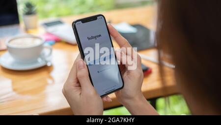 CHIANG MAI, THAILAND - 6. JUNI 2021 : Frau Hand hält iPhone X mit Instagram-Anwendung auf dem Bildschirm. Stockfoto