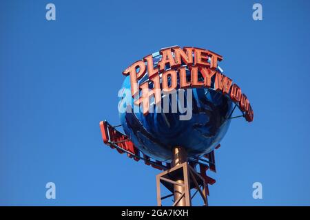 Nahaufnahme Planet Hollywood Sign in Orlando, Florida, im Sommer Stockfoto