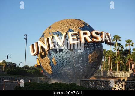 Berühmter drehender Universal Globe in den Universal Studios im Freizeitpark in Orlando, Florida, USA im Juni Stockfoto