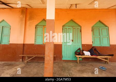 Mann, der vor dem Haus schläft, Ghana Stockfoto