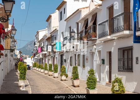 Enge Gassen mit weißen Häusern in der Altstadt von Altea, Spanien Stockfoto