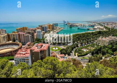 Blick auf Malaga mit Stierkampfarena und den Hafen. Spanien Stockfoto