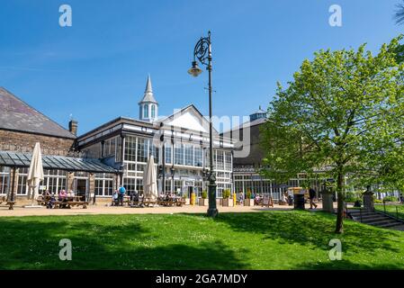 Ein geschäftiges Sommerfest in den Buxton Pavilion Gardens, Derbyshire, England. Stockfoto