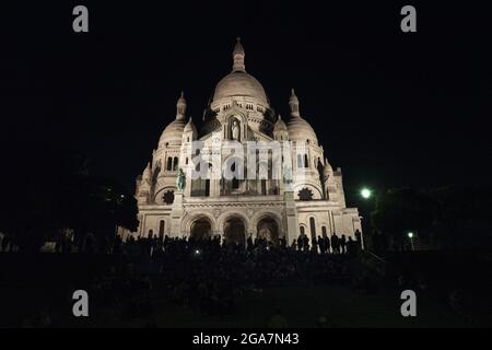 Sacre Coeur Kirche von Montmartre bei Nacht, in Paris Stockfoto