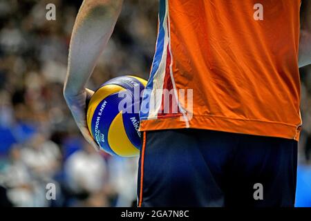 Nahaufnahme der Hände eines Volleyballspielers, der den Ball hält, während der Volleyball-Männer-Weltmeisterschaft 2018, Italien gegen Niederlande, in Mailand. Stockfoto