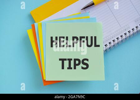 Handschriftlich Hilfreiche Tipps mit schwarzem Marker auf farbenfroher Stickernote, Geschäftskonzept Stockfoto