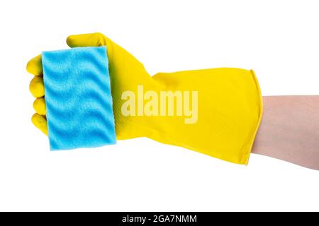 Reinigungskonzept - Hand in einem gelben Gummihandschuh hält einen blauen Schwamm isoliert auf weißem Hintergrund. Stockfoto