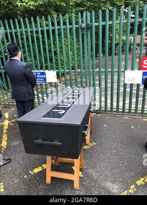 Menschen nehmen an einer inszenierten Trauerprozession durch das Gelände des Stormont-Anwesens Teil, um gegen Pläne zu protestieren, die Außenminister Brandon Lewis vorgestellt hat, um das Erbe der unruhigen Vergangenheit Nordirlands zu behandeln. Bilddatum: Donnerstag, 29. Juli 2021. Stockfoto