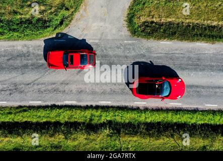 Ein roter Porsche 911 Carrera 4S 2019/2020 (links) und ein 911 Carrera aus dem Jahr 1986. Ein rotes Auto Foto: Pontus Lundahl / TT / Code 10050 Stockfoto