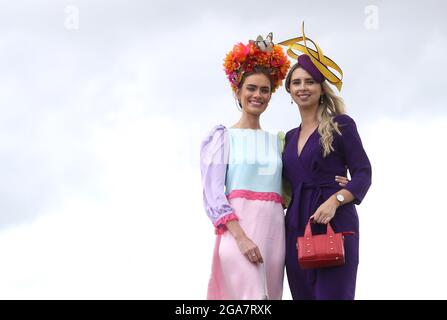 Catherine Furlong aus der Grafschaft Wexford (links) Caitriona Butler am vierten Tag des Galway Races Summer Festival 2021 auf der Galway Racecourse. Bilddatum: Donnerstag, 29. Juli 2021. Siehe PA Story RACING Galway. Das Foto sollte lauten: Brian Lawless/PA Wire. EINSCHRÄNKUNGEN: Die Nutzung unterliegt Einschränkungen. Nur redaktionelle Verwendung, keine kommerzielle Nutzung ohne vorherige Zustimmung des Rechteinhabers. Stockfoto