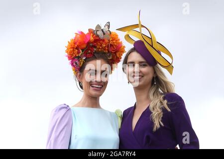 Catherine Furlong aus der Grafschaft Wexford (links) Caitriona Butler am vierten Tag des Galway Races Summer Festival 2021 auf der Galway Racecourse. Bilddatum: Donnerstag, 29. Juli 2021. Siehe PA Story RACING Galway. Das Foto sollte lauten: Brian Lawless/PA Wire. EINSCHRÄNKUNGEN: Die Nutzung unterliegt Einschränkungen. Nur redaktionelle Verwendung, keine kommerzielle Nutzung ohne vorherige Zustimmung des Rechteinhabers. Stockfoto