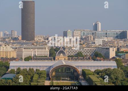 Paris, Frankreich - 07 22 2021: Eiffelturm: Blick auf den ephemeren Grand Palais und den Montparnasse-Turm bei Sonnenuntergang Stockfoto