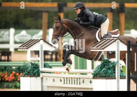 Palgrave, Kanada - 29. Juli 2021. Die kanadische Amateurfahrerin Ellah Dubeau-Kielty tritt mit ihrem Reittier an nassen und regnerischen Tagen in der Caledon Summer Phase One in Palgrave, Kanada, an. Kredit: Mark Spowart/Alamy Live Nachrichten Stockfoto