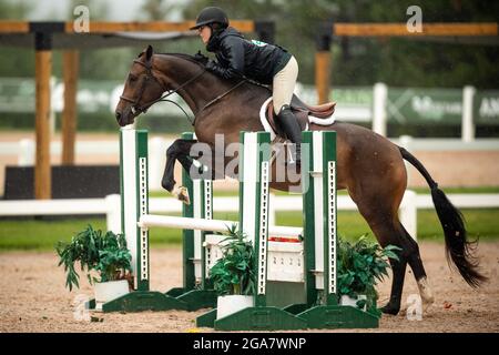 Palgrave, Kanada - 29. Juli 2021. Die kanadische Amateurfahrerin Ellah Dubeau-Kielty tritt mit ihrem Reittier an nassen und regnerischen Tagen in der Caledon Summer Phase One in Palgrave, Kanada, an. Kredit: Mark Spowart/Alamy Live Nachrichten Stockfoto