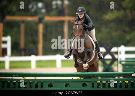 Palgrave, Kanada - 29. Juli 2021. Die kanadische Amateurfahrerin Ellah Dubeau-Kielty tritt mit ihrem Reittier an nassen und regnerischen Tagen in der Caledon Summer Phase One in Palgrave, Kanada, an. Kredit: Mark Spowart/Alamy Live Nachrichten Stockfoto