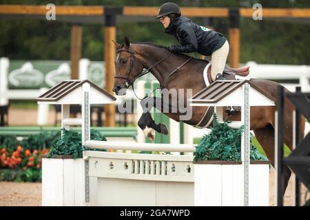 Palgrave, Kanada - 29. Juli 2021. Die kanadische Amateurfahrerin Ellah Dubeau-Kielty tritt mit ihrem Reittier an nassen und regnerischen Tagen in der Caledon Summer Phase One in Palgrave, Kanada, an. Kredit: Mark Spowart/Alamy Live Nachrichten Stockfoto