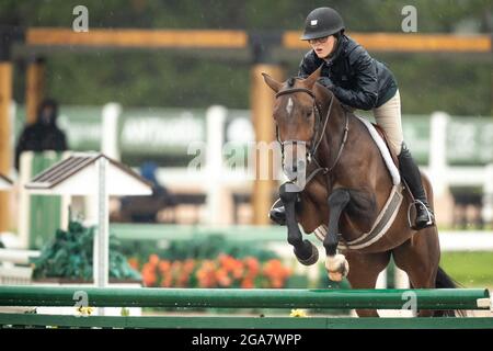 Palgrave, Kanada - 29. Juli 2021. Die kanadische Amateurfahrerin Ellah Dubeau-Kielty tritt mit ihrem Reittier an nassen und regnerischen Tagen in der Caledon Summer Phase One in Palgrave, Kanada, an. Kredit: Mark Spowart/Alamy Live Nachrichten Stockfoto