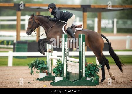 Palgrave, Kanada - 29. Juli 2021. Die kanadische Amateurfahrerin Ellah Dubeau-Kielty tritt mit ihrem Reittier an nassen und regnerischen Tagen in der Caledon Summer Phase One in Palgrave, Kanada, an. Kredit: Mark Spowart/Alamy Live Nachrichten Stockfoto