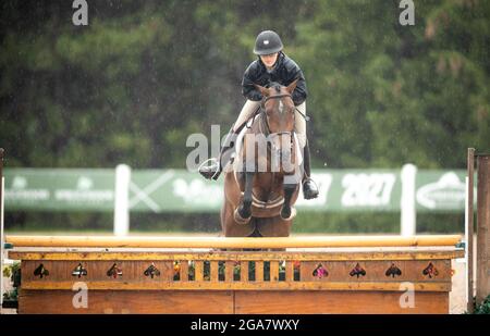 Palgrave, Kanada - 29. Juli 2021. Die kanadische Amateurfahrerin Ellah Dubeau-Kielty tritt mit ihrem Reittier an nassen und regnerischen Tagen in der Caledon Summer Phase One in Palgrave, Kanada, an. Kredit: Mark Spowart/Alamy Live Nachrichten Stockfoto