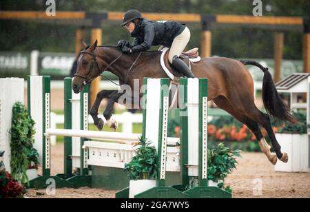 Palgrave, Kanada - 29. Juli 2021. Die kanadische Amateurfahrerin Ellah Dubeau-Kielty tritt mit ihrem Reittier an nassen und regnerischen Tagen in der Caledon Summer Phase One in Palgrave, Kanada, an. Kredit: Mark Spowart/Alamy Live Nachrichten Stockfoto