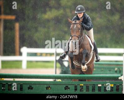 Palgrave, Kanada - 29. Juli 2021. Die kanadische Amateurfahrerin Ellah Dubeau-Kielty tritt mit ihrem Reittier an nassen und regnerischen Tagen in der Caledon Summer Phase One in Palgrave, Kanada, an. Kredit: Mark Spowart/Alamy Live Nachrichten Stockfoto