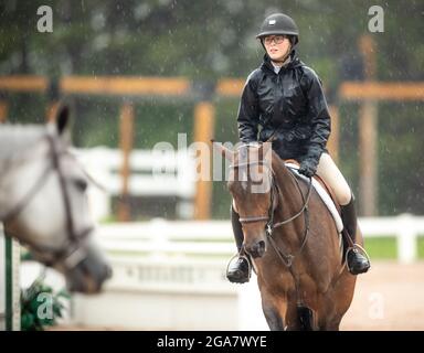 Palgrave, Kanada - 29. Juli 2021. Die kanadische Amateurfahrerin Ellah Dubeau-Kielty tritt mit ihrem Reittier an nassen und regnerischen Tagen in der Caledon Summer Phase One in Palgrave, Kanada, an. Kredit: Mark Spowart/Alamy Live Nachrichten Stockfoto