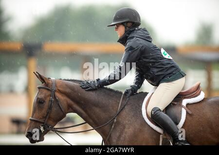 Palgrave, Kanada - 29. Juli 2021. Die kanadische Amateurfahrerin Ellah Dubeau-Kielty tritt mit ihrem Reittier an nassen und regnerischen Tagen in der Caledon Summer Phase One in Palgrave, Kanada, an. Kredit: Mark Spowart/Alamy Live Nachrichten Stockfoto