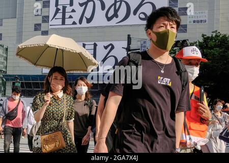 Tokio, Japan. Juli 2021. Fußgänger mit Gesichtsmasken als vorbeugende Maßnahme gegen die Ausbreitung von covid-19 gehen über den Shibuya Crossing in Tokio. Tokio meldete am Donnerstag 3,865 neue Fälle, gegenüber 3,177 am Mittwoch, und verdoppelte die Zahl vor einer Woche, was einen Rekordwert seit Beginn der Pandemie Anfang letzten Jahres darstellt. (Foto von James Matumoto/SOPA Images/Sipa USA) Quelle: SIPA USA/Alamy Live News Stockfoto