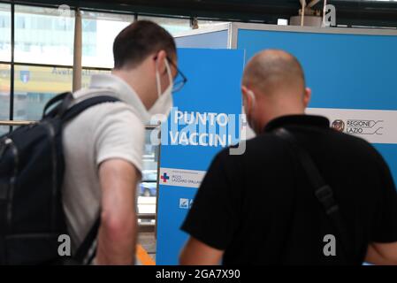 Rom, Italien. Juli 2021. Passagiere warten auf den Erhalt des COVID-19-Impfstoffs am Flughafen Fiumicino in Rom, Italien, am 29. Juli 2021. Passagiere können sich impfen lassen, nachdem sie ihre Flugtickets an einer neu eröffneten Impfstelle COVID-19 am Flughafen Fiumicino vorgezeigt haben. Quelle: Alberto Lingria/Xinhua/Alamy Live News Stockfoto