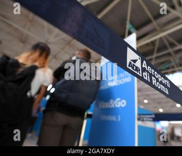 Rom, Italien. Juli 2021. Passagiere warten auf den Erhalt des COVID-19-Impfstoffs am Flughafen Fiumicino in Rom, Italien, am 29. Juli 2021. Passagiere können sich impfen lassen, nachdem sie ihre Flugtickets an einer neu eröffneten Impfstelle COVID-19 am Flughafen Fiumicino vorgezeigt haben. Quelle: Alberto Lingria/Xinhua/Alamy Live News Stockfoto