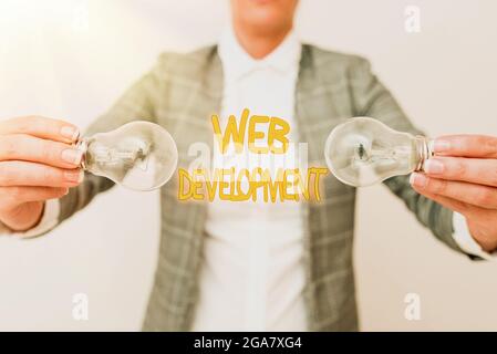 Textunterschrift mit Darstellung der Web-Entwicklung. Business Overview Arbeiten an der Entwicklung einer Website für die Internet Lady Outfit mit zwei Lampen oben beteiligt Stockfoto