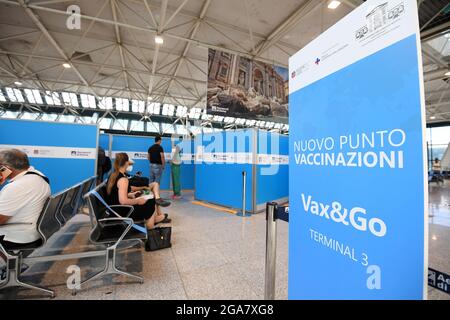 Rom, Italien. Juli 2021. Passagiere warten auf den Erhalt des COVID-19-Impfstoffs am Flughafen Fiumicino in Rom, Italien, am 29. Juli 2021. Passagiere können sich impfen lassen, nachdem sie ihre Flugtickets an einer neu eröffneten Impfstelle COVID-19 am Flughafen Fiumicino vorgezeigt haben. Quelle: Alberto Lingria/Xinhua/Alamy Live News Stockfoto