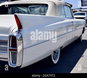 FRESNO, USA - Jul 07, 2021: Eine Rückansicht eines weißen, schönen Oldtimer mit weißen Wandreifen Stockfoto