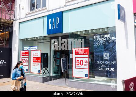 Der Gap Fashion Store in der Western Road Brighton, einer der 81 Geschäfte in ganz Großbritannien und Irland, schließt, als das Unternehmen zum Online-Shopping umzieht – ein britisches Foto, das von Simon Dack aufgenommen wurde Stockfoto