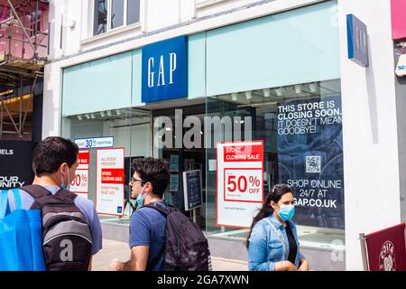 Der Gap Fashion Store in Western Road Brighton, einer der 81 Geschäfte in ganz Großbritannien und Irland, schließt, als das Unternehmen zum Online-Shopping wechselt – Großbritannien Stockfoto