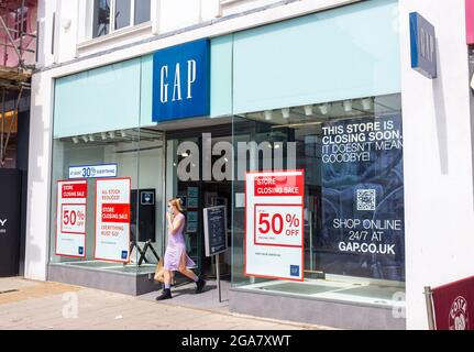 Der Gap Fashion Store in der Western Road Brighton, einer der 81 Geschäfte in ganz Großbritannien und Irland, schließt, als das Unternehmen zum Online-Shopping umzieht – ein britisches Foto, das von Simon Dack aufgenommen wurde Stockfoto