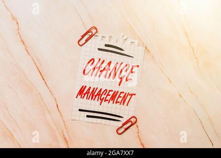 Textüberschrift mit Darstellung des Änderungsmanagements. Unternehmensüberblick Entwicklung innerhalb eines Unternehmens oder einer ähnlichen Organisation Neue Ideen frisches Konzept Kreativ Stockfoto