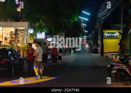 Nachtstraße in der touristischen Gegend von Chiang Mai, Thailand Stockfoto